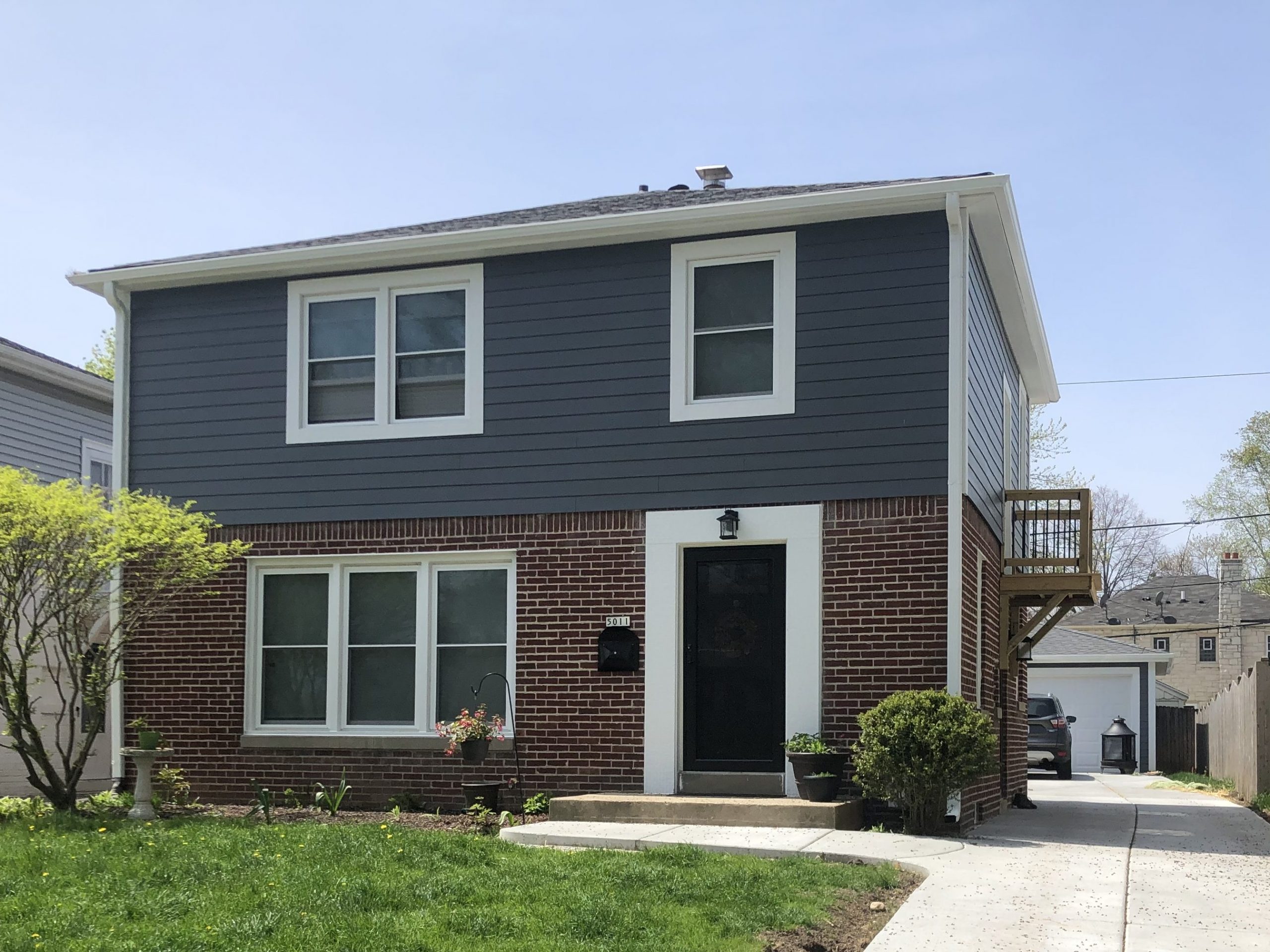 James Hardie Night Gray 7.25 plank with Arctic White trim